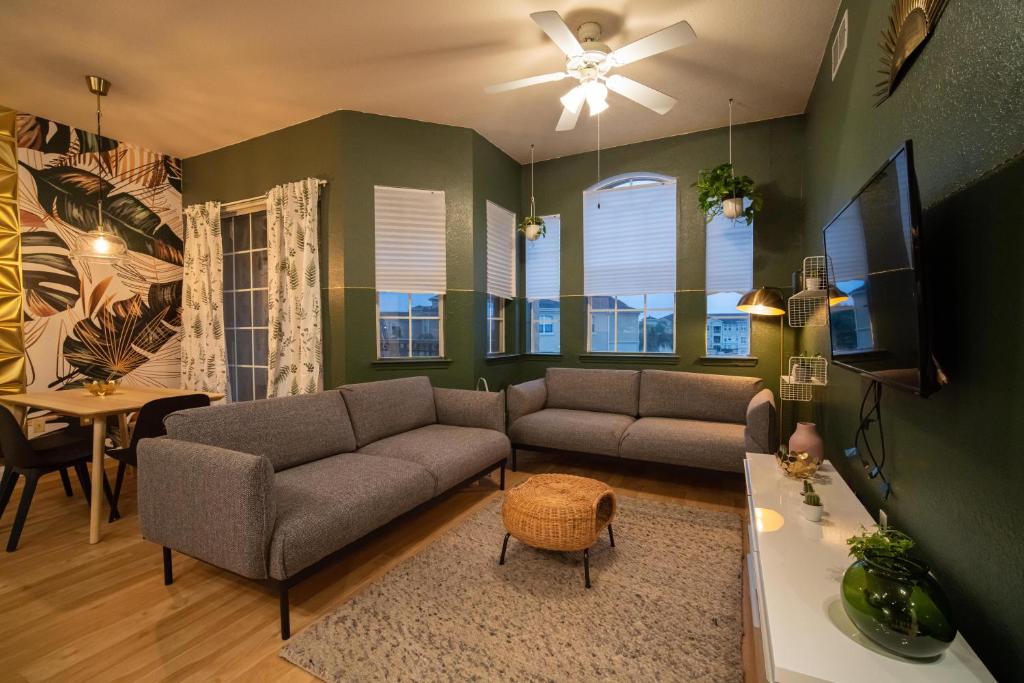 Revived Condo with Pool and 20 minutes from parks photo 2