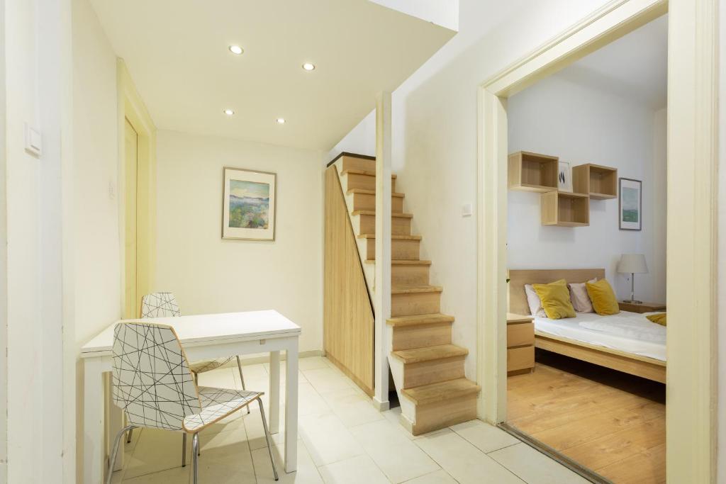 A4-6 Aulich Apartment - Tap to explore photos