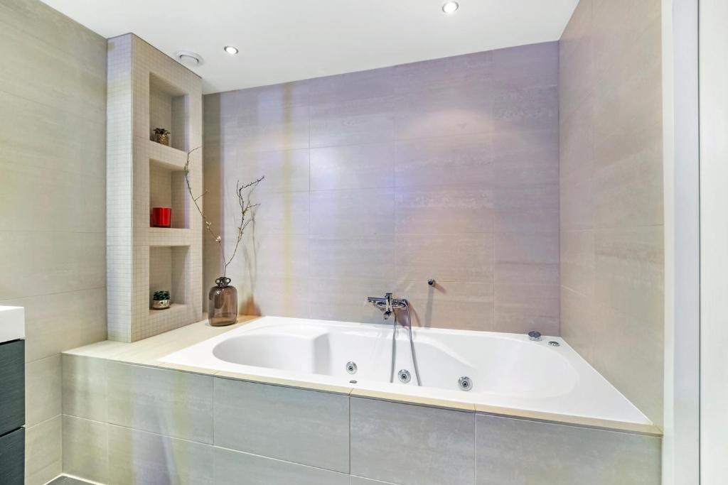170M2 Appartment with Jacuzzi & Steam bath in center of Amsterdam photo 3