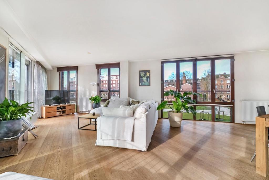 170M2 Appartment with Jacuzzi & Steam bath in center of Amsterdam photo 1