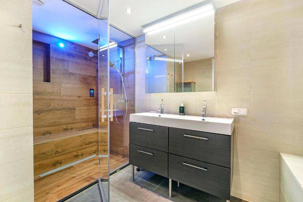 170M2 Appartment with Jacuzzi & Steam bath in center of Amsterdam photo 4