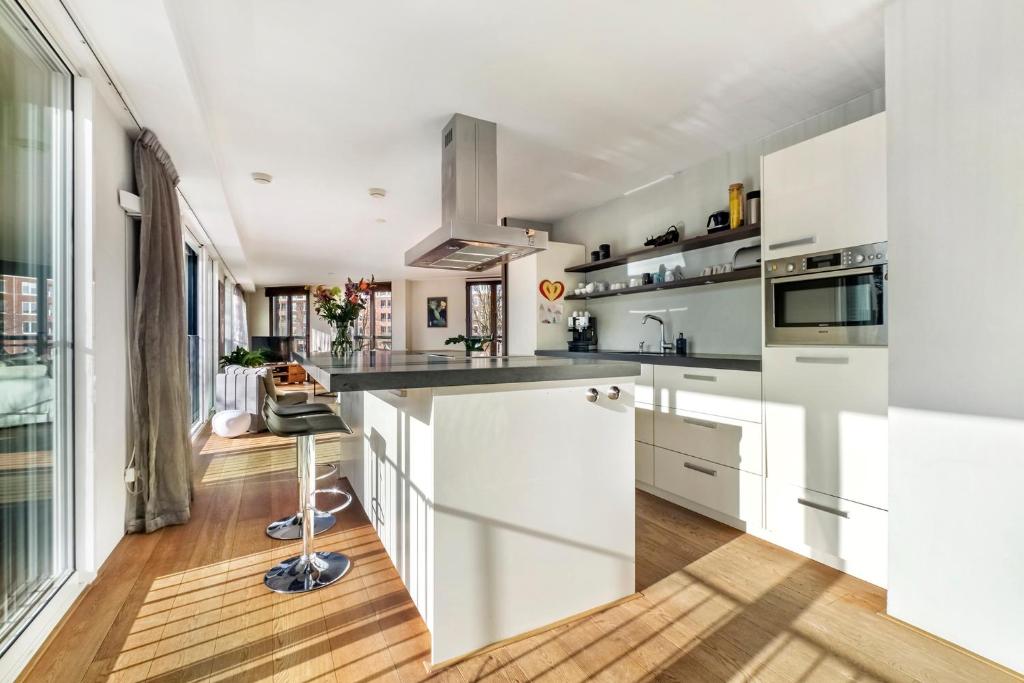170M2 Appartment with Jacuzzi & Steam bath in center of Amsterdam photo 2