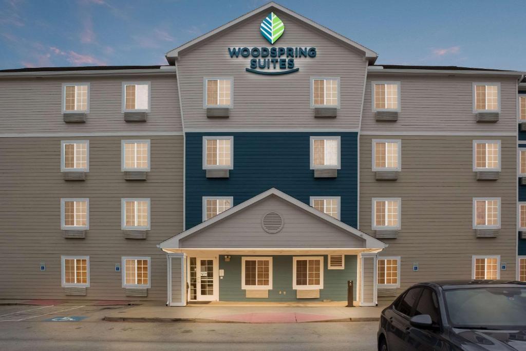WoodSpring Suites Conroe image