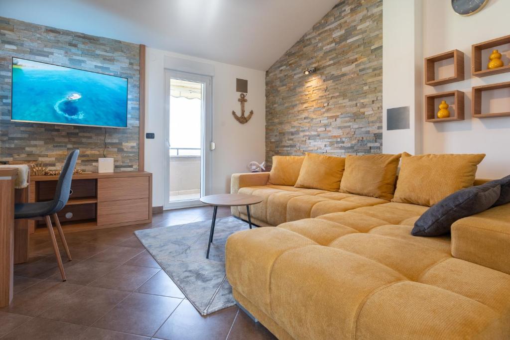Penthouse Gea photo 2