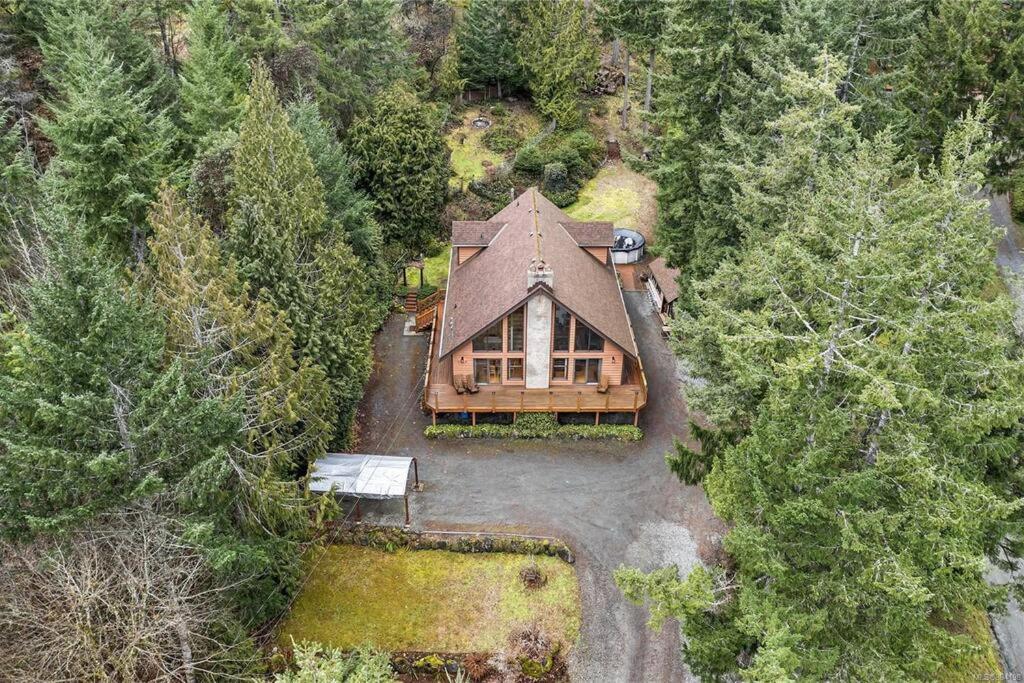 Chalet Style Cottage near Shawnigan Lake photo 3