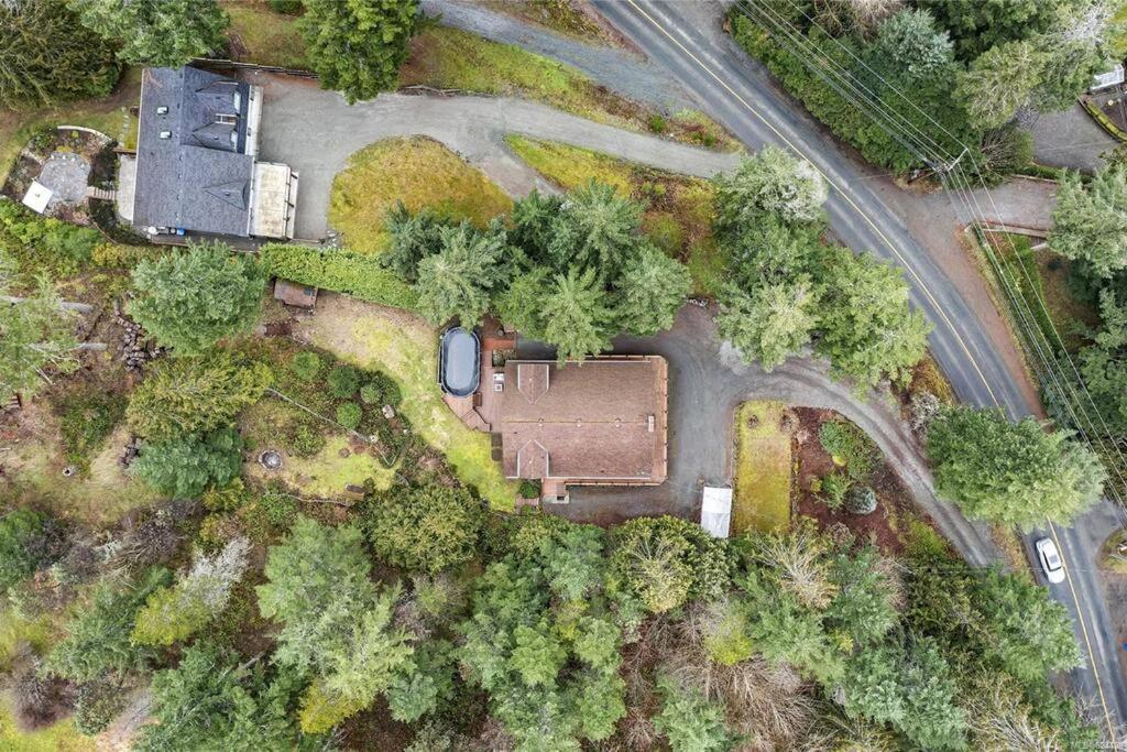 Chalet Style Cottage near Shawnigan Lake photo 2