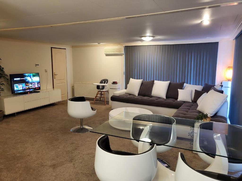 Deluxe Holiday Home photo 3