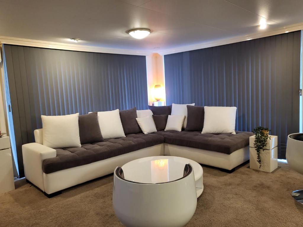 Deluxe Holiday Home photo 2