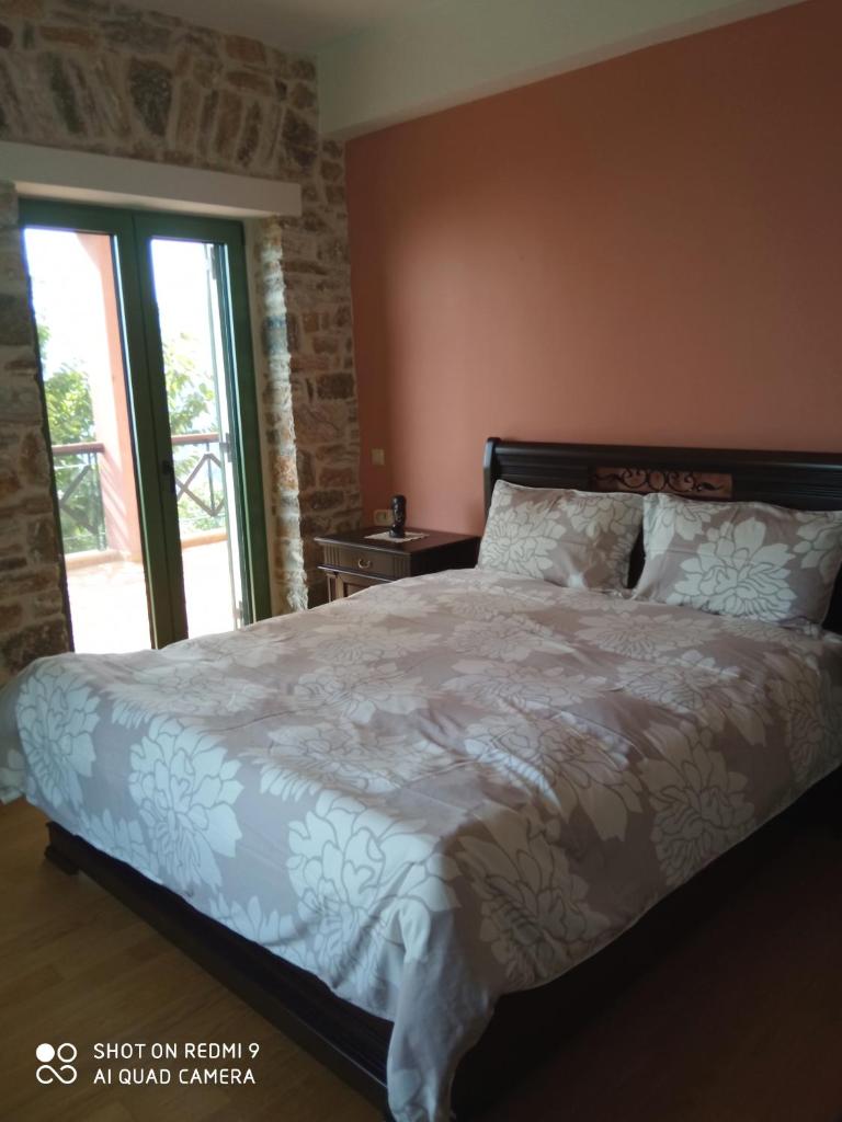 Villa Sklithro in the heart of the forest with magnificent view of the sea just 10 minutes from it photo 4