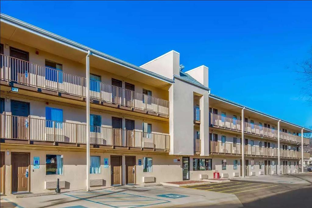 Days Inn by Wyndham Charleston WV image