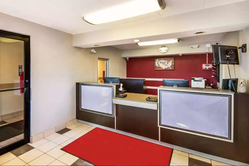 Super 8 By Wyndham Charleston WV image