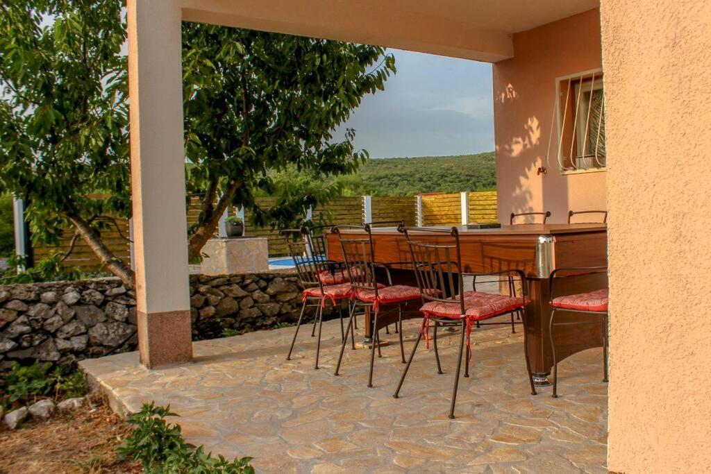 Quiet countryside house with a swimming pool photo 1
