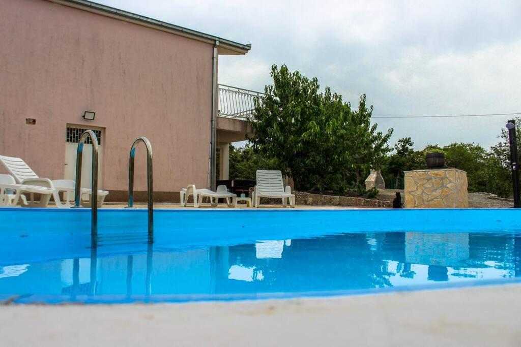 Quiet countryside house with a swimming pool photo 2
