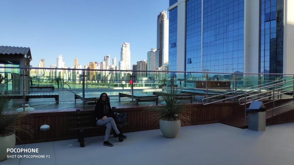 LOFT com garagem e piscina Prédio frente MAR