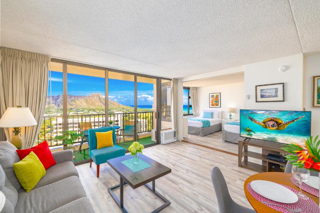 Waikiki Banyan Bliss, Ocean View & Walk to Beach image