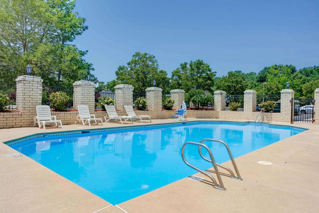 Days Inn by Wyndham Newport News City Center Oyster Point photo 3