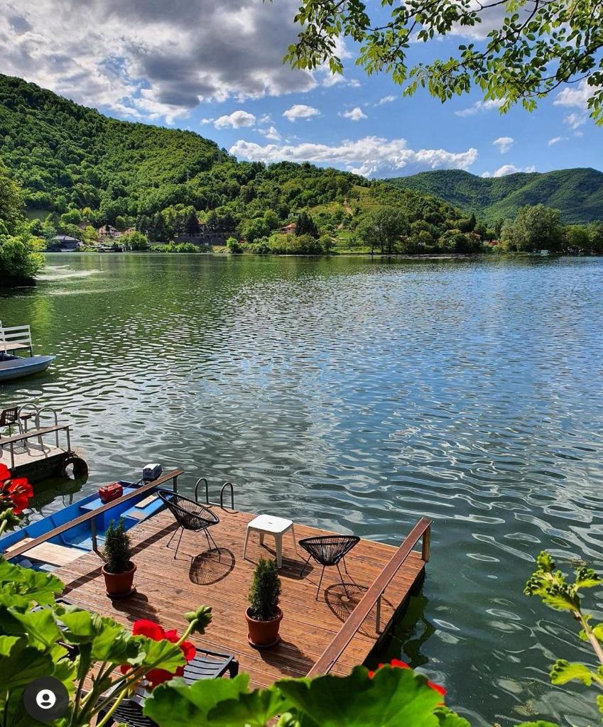 Kućica na Jezeru Ovčarsko-kablarska klisura Boat Access Only photo 3