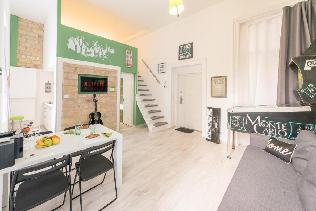 happy home FOX - apartment with free Pinball Machine