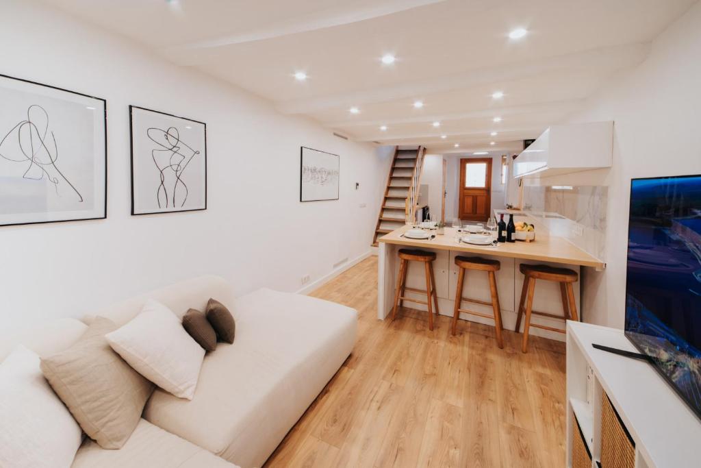 Perfect family-oriented and renovated townhouse in the old Antibes