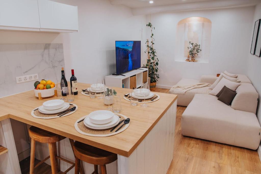 Perfect family-oriented and renovated townhouse in the old Antibes photo 1