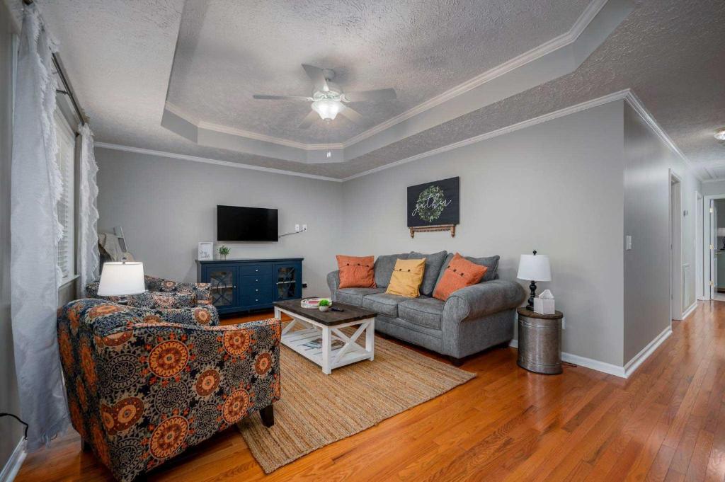 Single-Story Manchester Home Close to Parks! photo 3