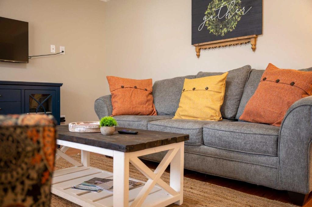 Single-Story Manchester Home Close to Parks! photo 4