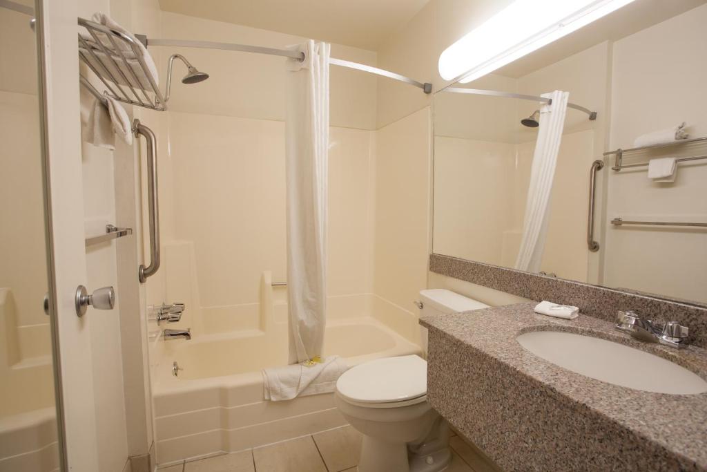 Семейный (Номер с 2 кроватями размера «queen-size» – Для некурящих), Aviation Inn