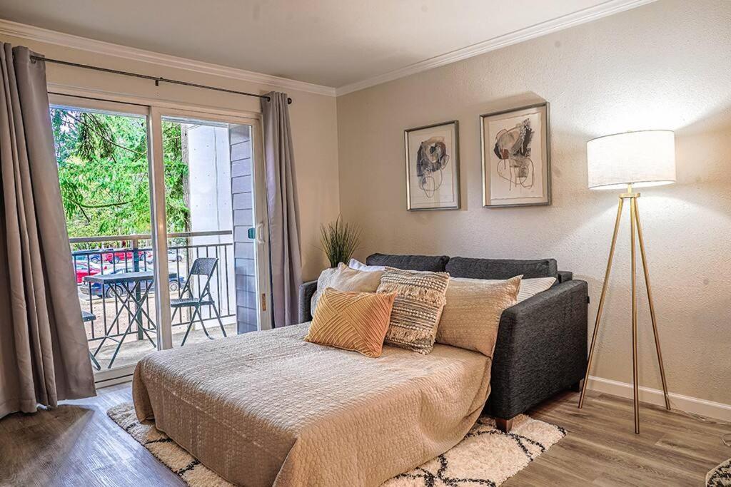 Condo with king bed, walk to Microsoft & park photo 1