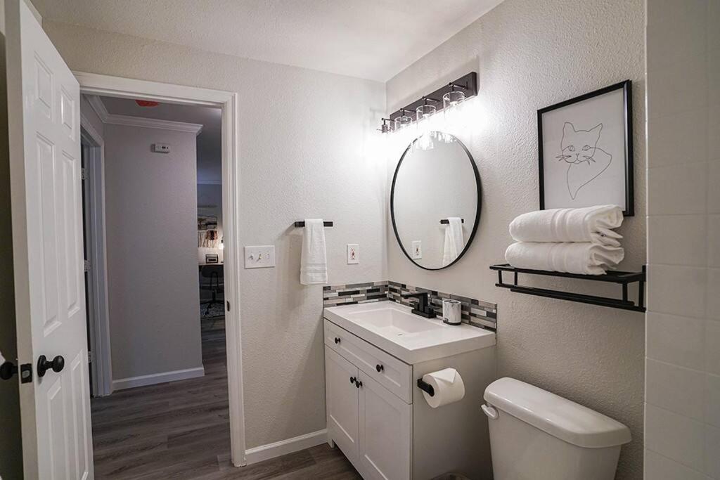 Condo with king bed, walk to Microsoft & park photo 2
