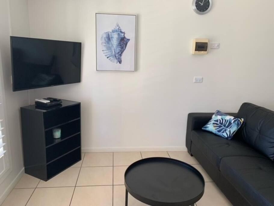 Sunny, 2-bedroom apartment with pool, 200m from Caseys beach photo 3