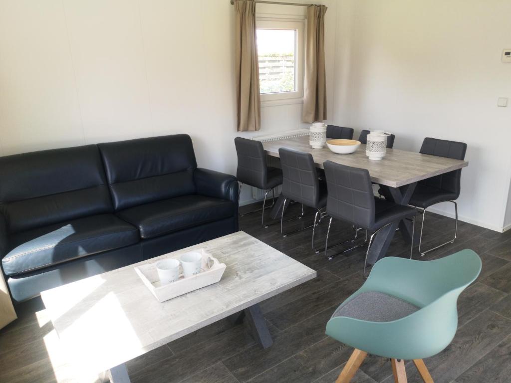MW155 Chalet with garden in peaceful area photo 1