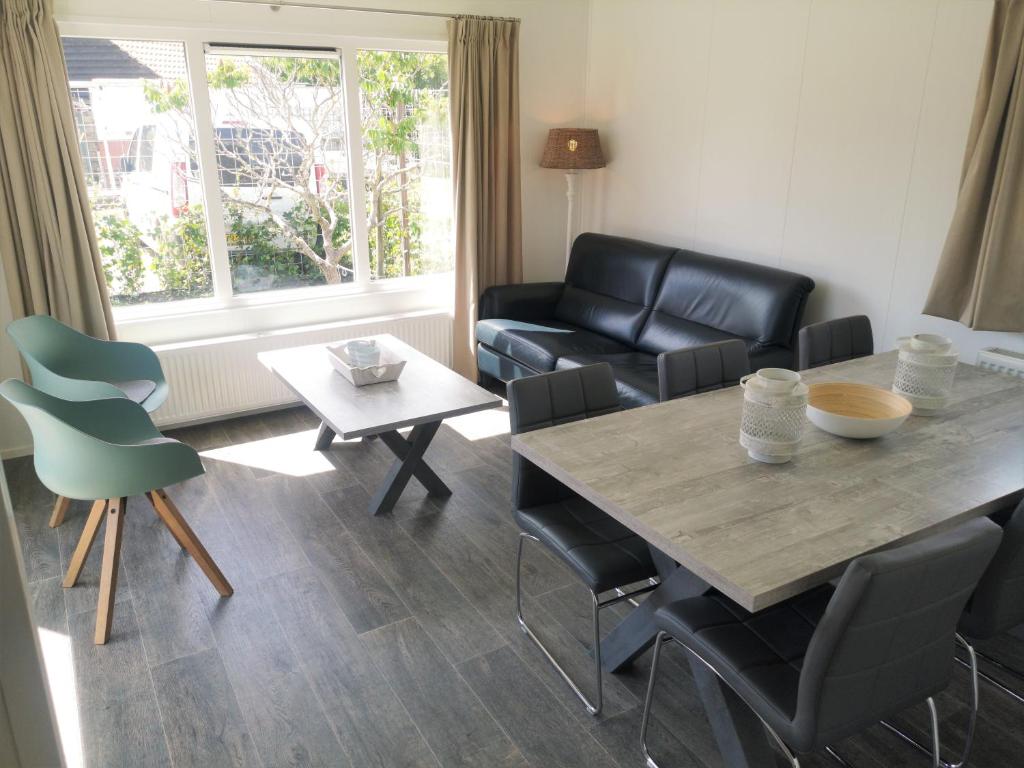 MW155 Chalet with garden in peaceful area photo 2