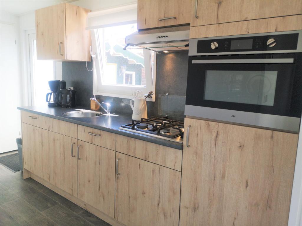 MW155 Chalet with garden in peaceful area photo 4