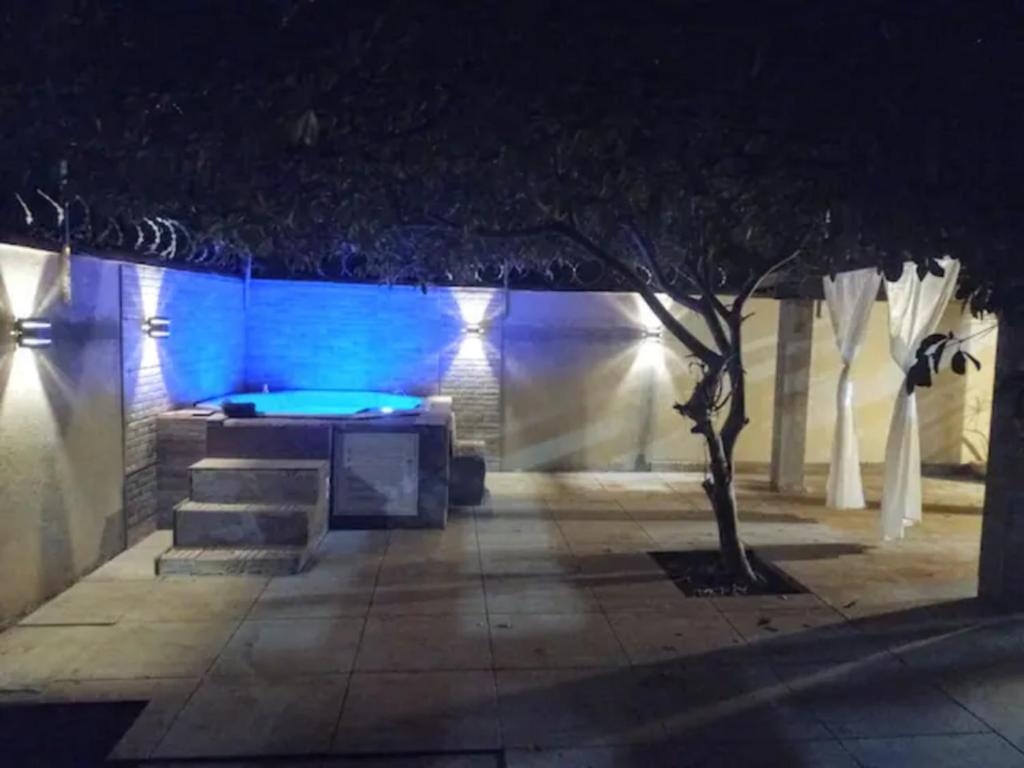 CASA COM SPA DE HIDRO, AQUECEDOR E CROMOTERAPIA A 1,0 kM DO CENTRO