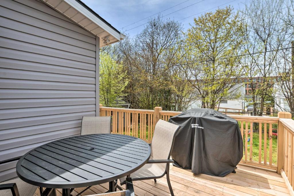 Ideally Located Penne Place with Deck and Grill photo 1