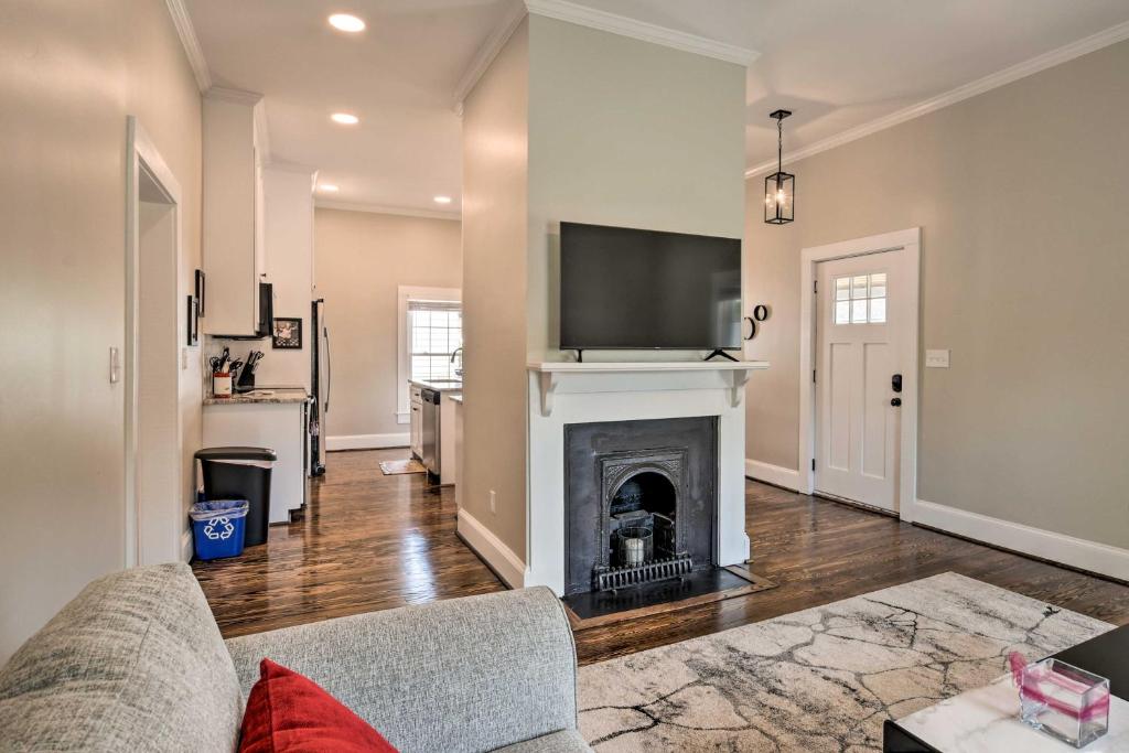 Ideally Located Penne Place with Deck and Grill photo 4