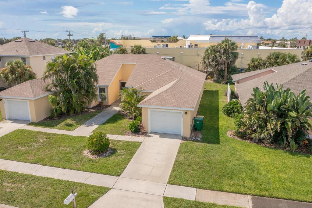 Sunset Serenity - 3BR Beach Townhome with outdoor patio - NEW HOT TUB, Steps to Ocean Fun! photo 1