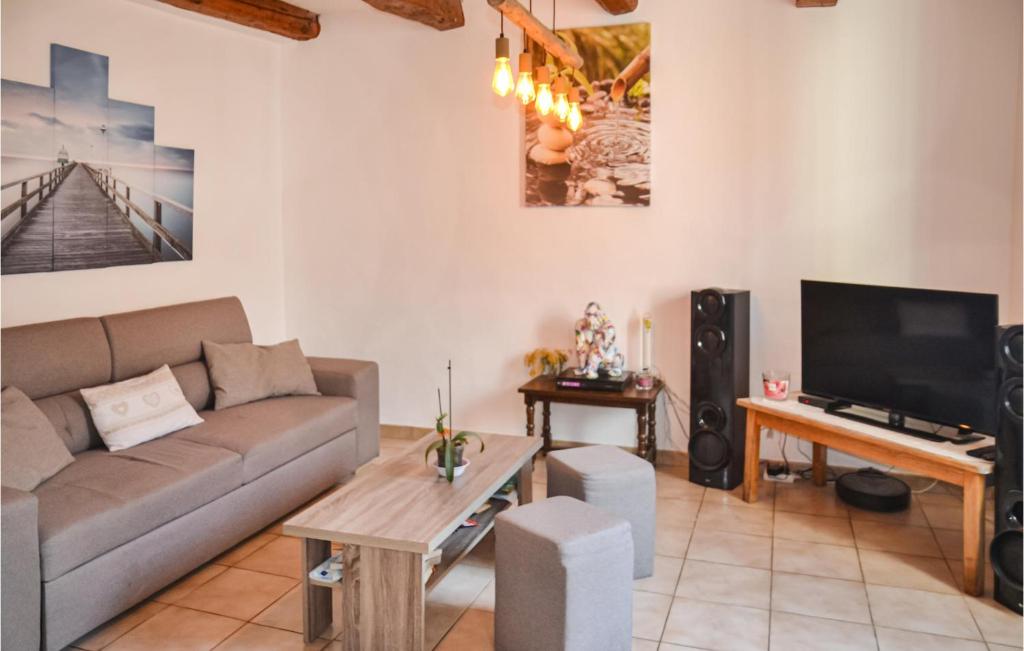 Awesome Apartment In Saint Chinian With 2 Bedrooms And Wifi photo 1