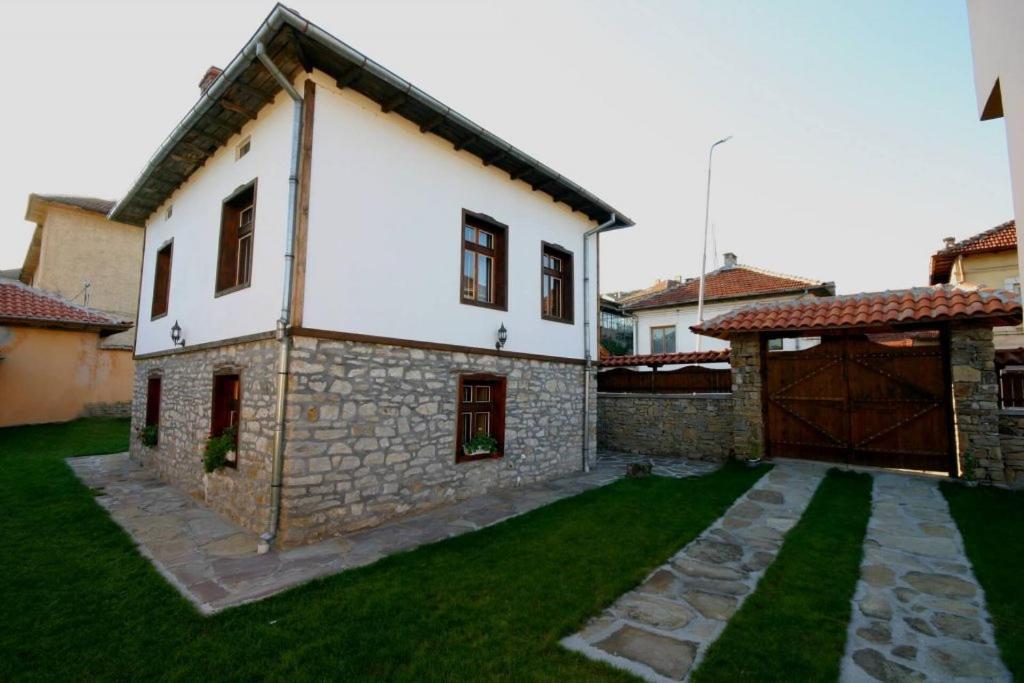 Private 4BR-2BA guest House Dryanovo with Pool and FREE Parking photo 1
