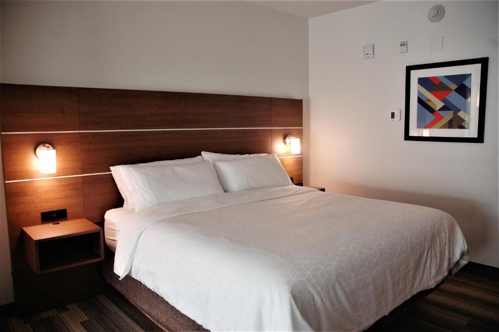 Holiday Inn Express & Suites - Edmonton SW – Windermere, an IHG Hotel photo 2