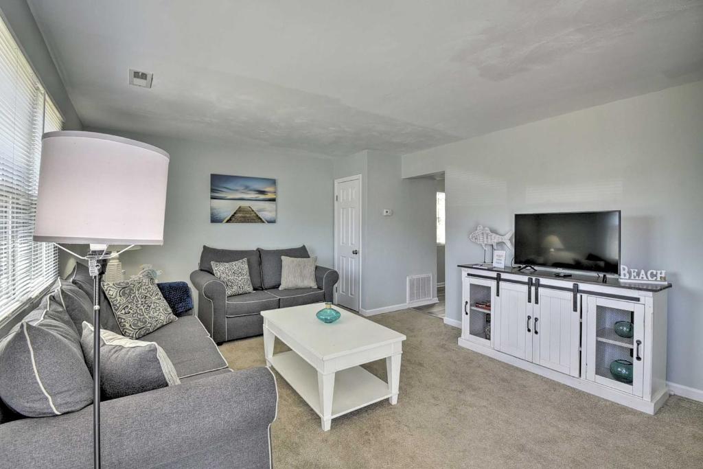 Sunny Norfolk Duplex - Walk to Lake and Beach! photo 3