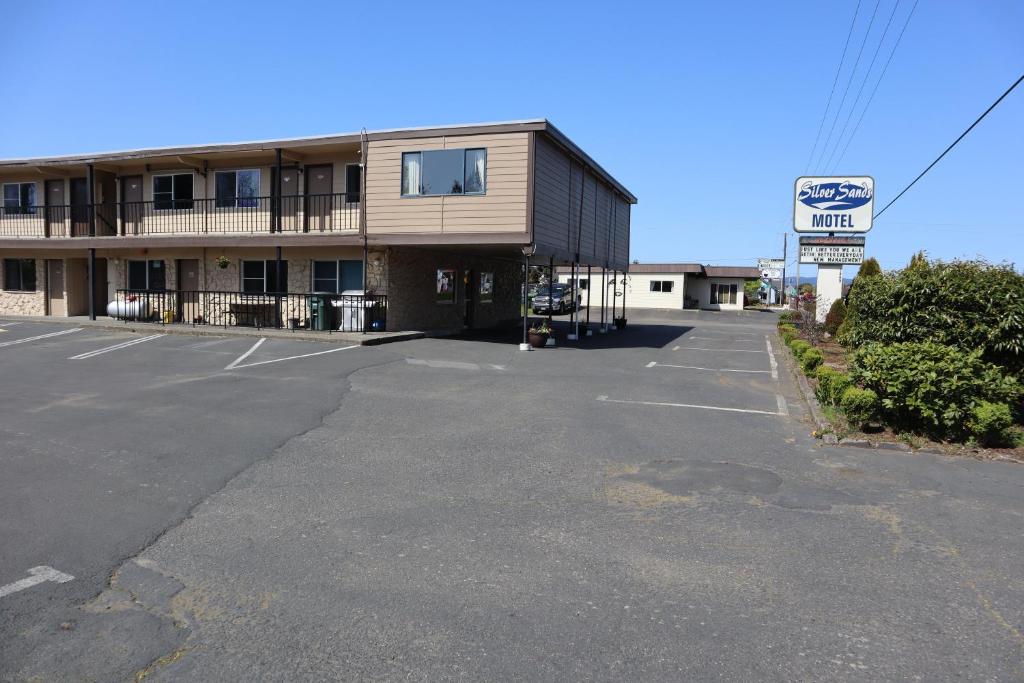 Silver Sands Motel image