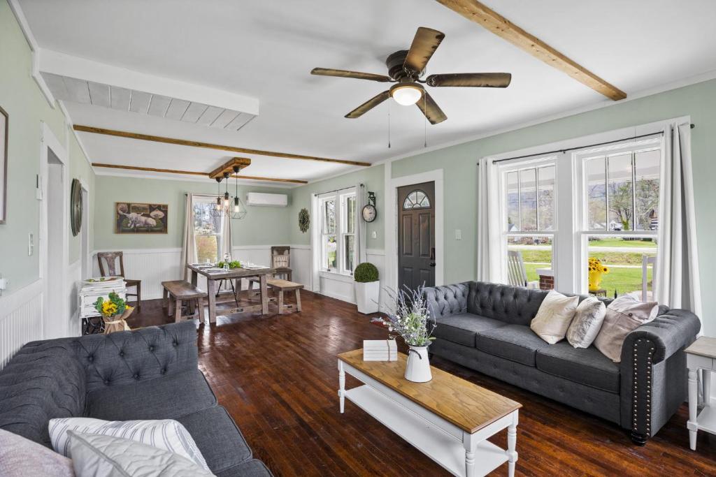 Charming 4 bedroom farmhouse with large backyard for entertaining image