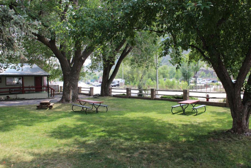Wapiti Lodge photo 2