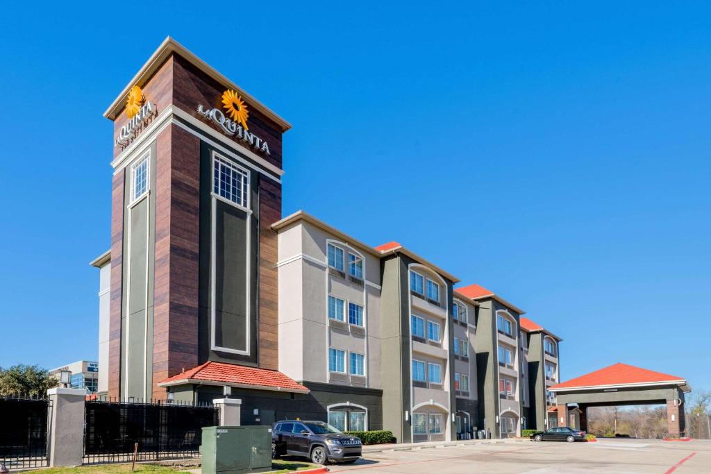 La Quinta Inn & Suites by Wyndham Fort Worth Eastchase image