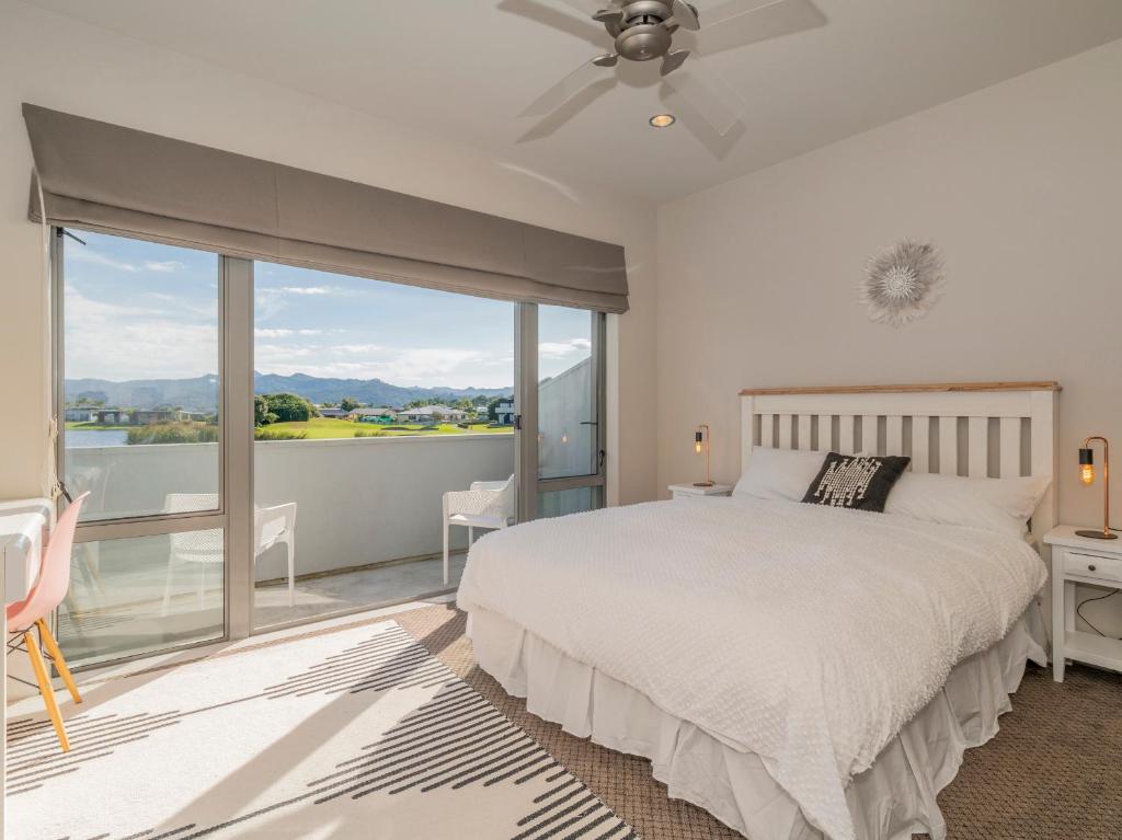 Sunset Retreat - Matarangi Holiday Home - Tap to explore photos