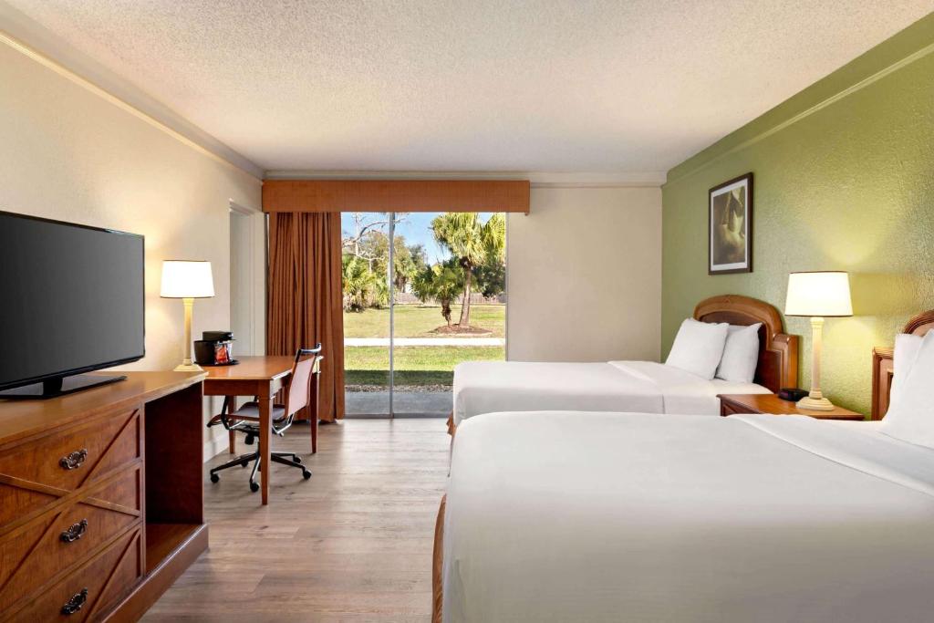 Baymont by Wyndham Daytona Beach - Intl Speedway photo 2