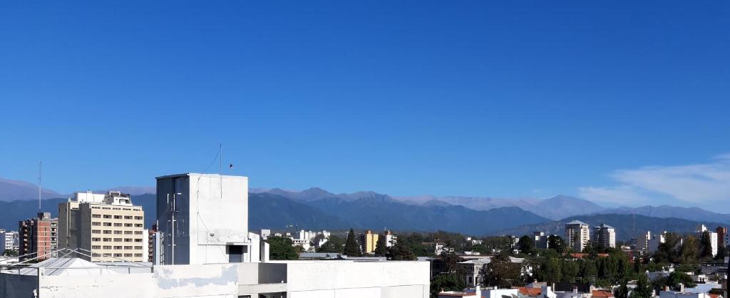 Hermoso departamento céntrico en ultimo piso, con cochera photo 3
