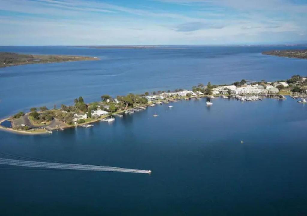 Metung Akora 2Bdrm Apartment 1 - Pets & Boats welcome! Close to Town, Free Wifi & Netflix photo 1