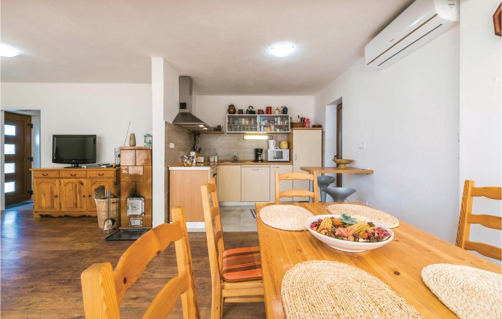 Beautiful Home In Bobovec Rozganski With Jacuzzi, Wifi And Outdoor Swimming Pool photo 3